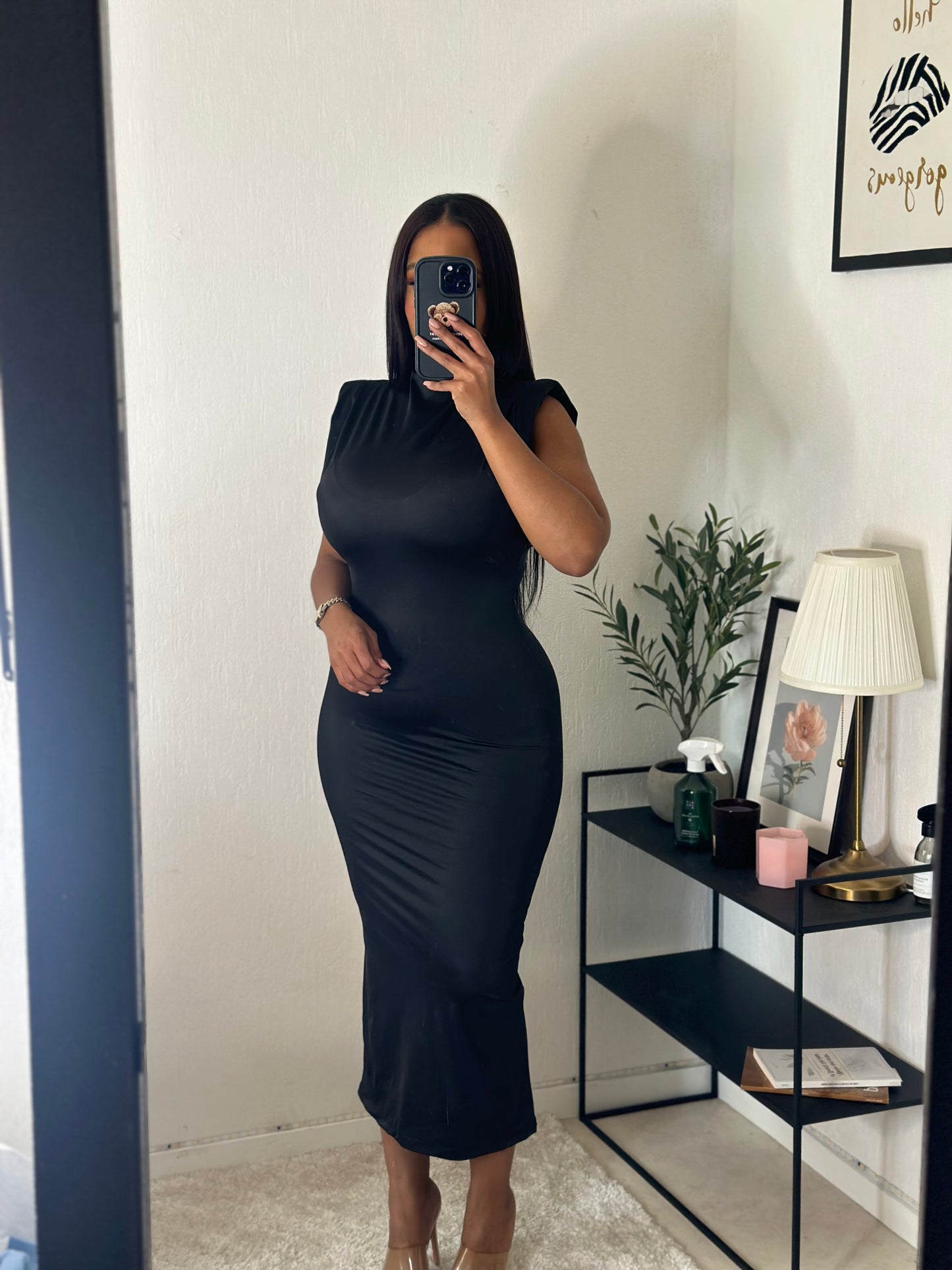 Robe noir épaulettes petite fente au niveau des jambes