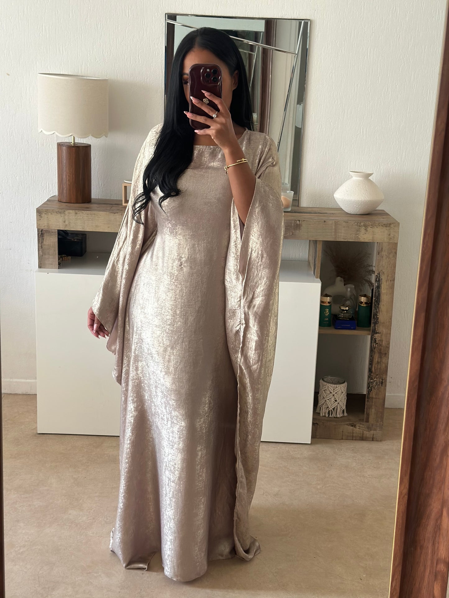 Robe irisée beige cintrée