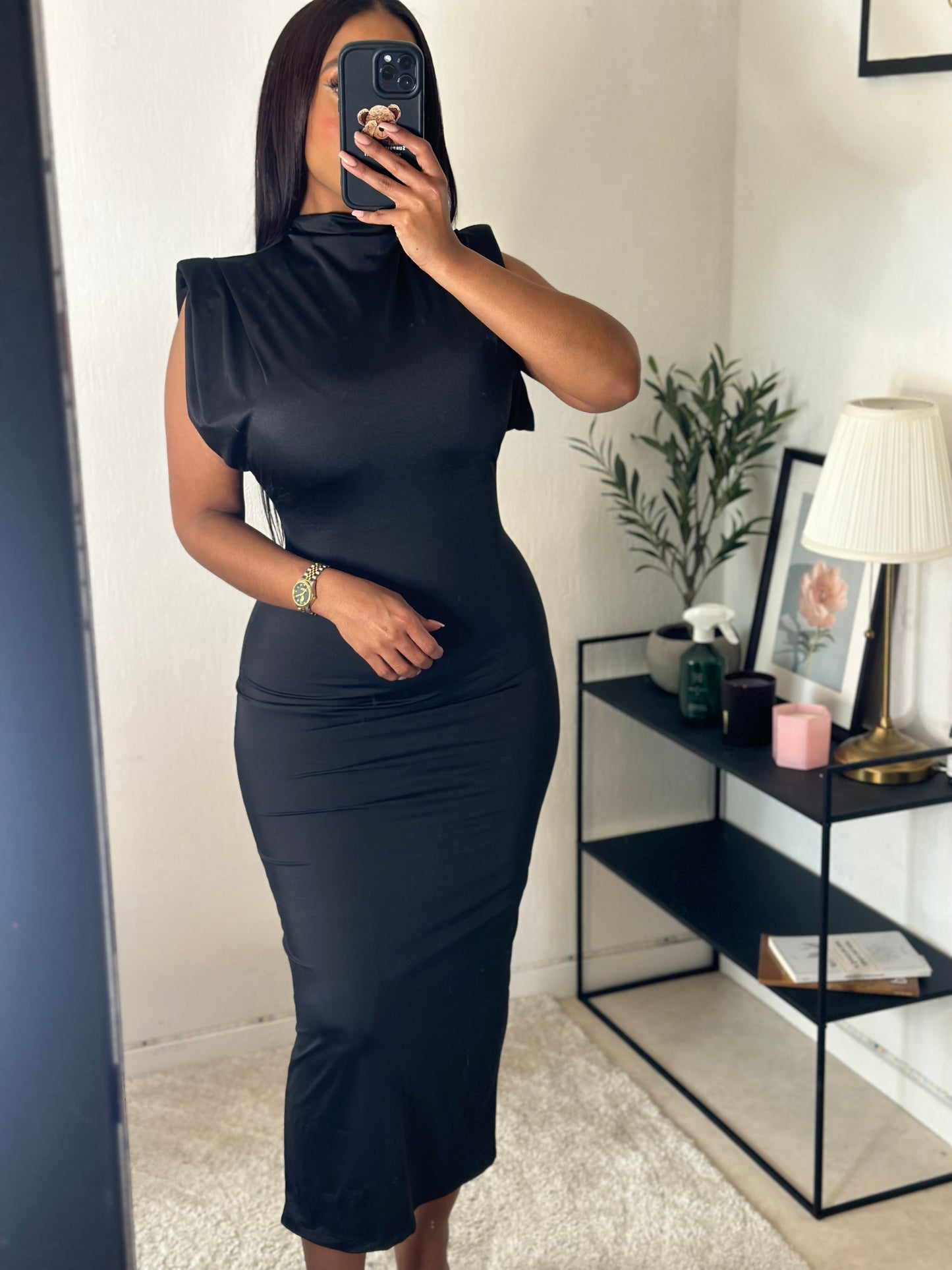 Robe noir épaulettes petite fente au niveau des jambes