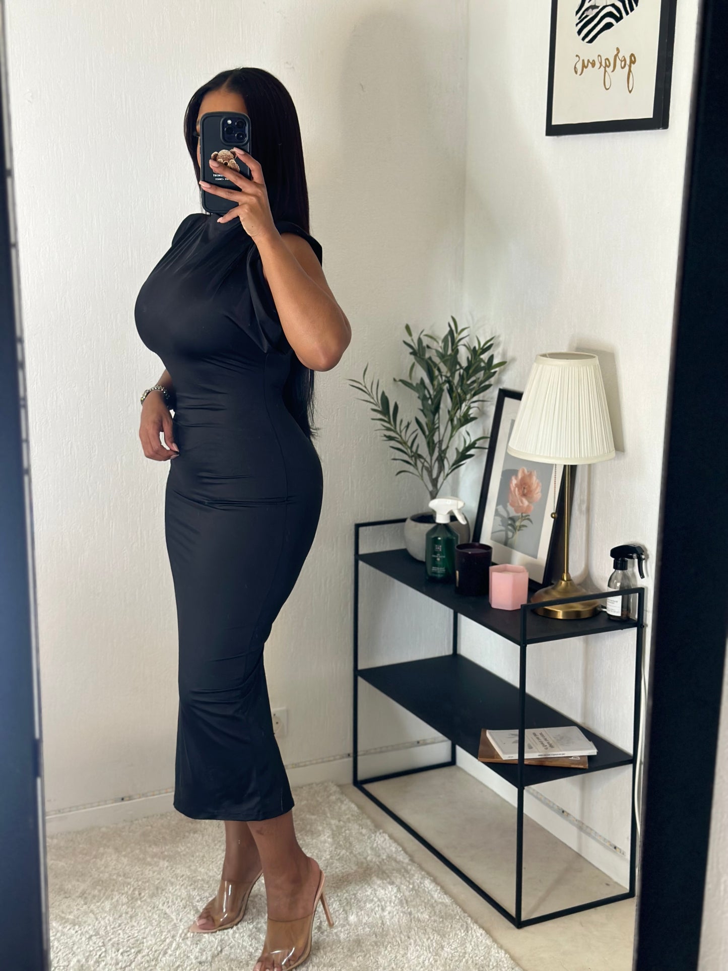 Robe noir épaulettes petite fente au niveau des jambes